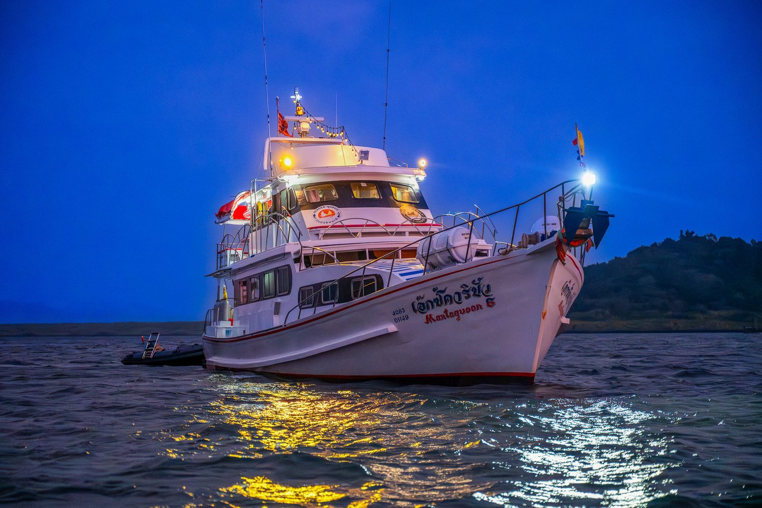 MV Manta Queen 6 in the evening