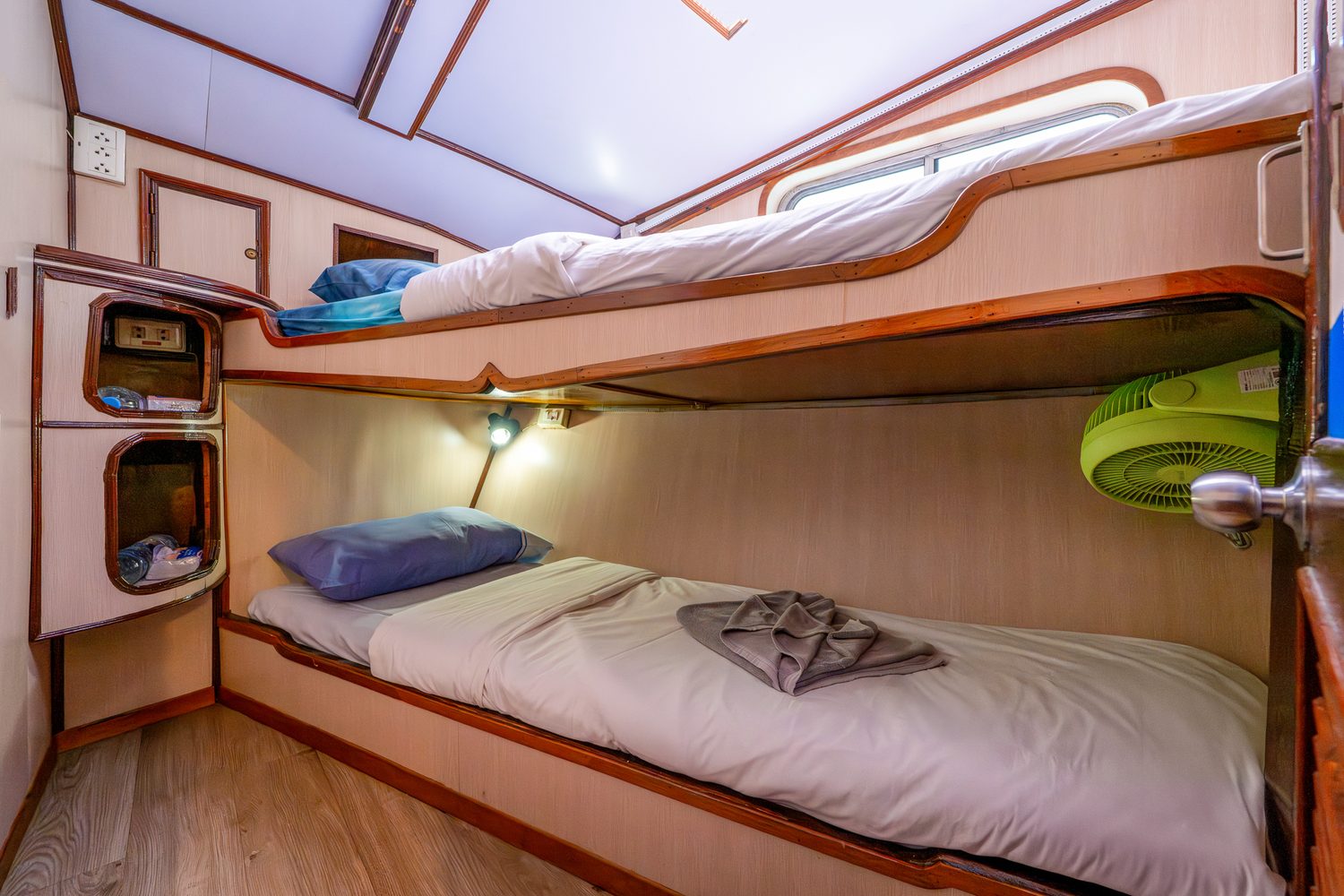 Twin cabin with bunk beds, MV Manta Queen 6