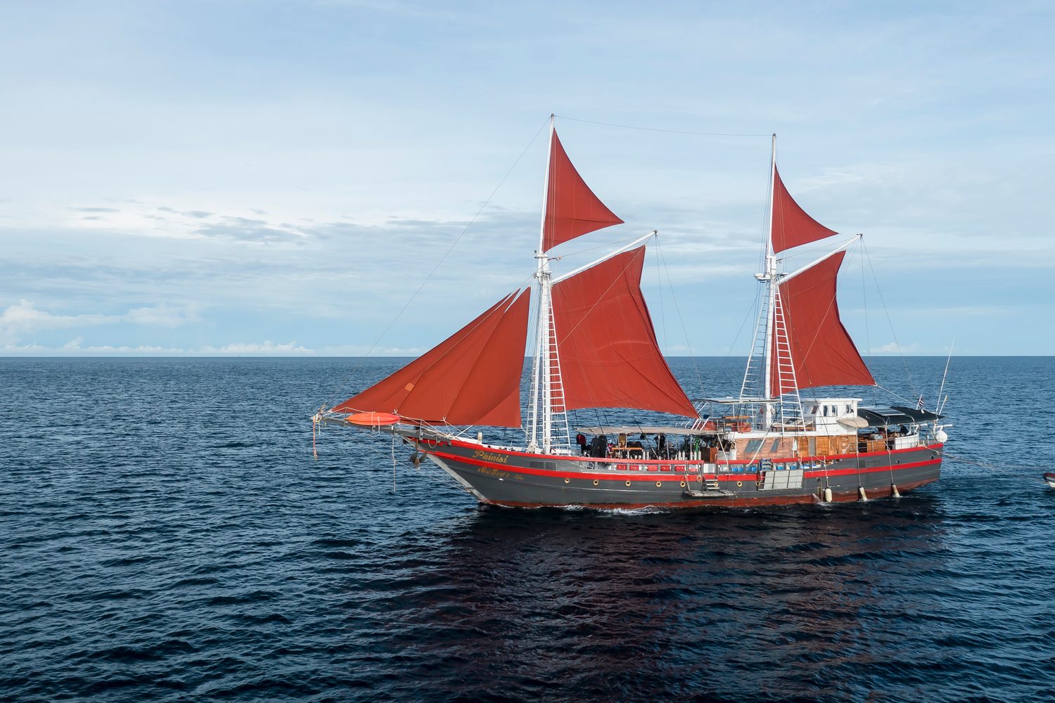 The Phinisi under sail