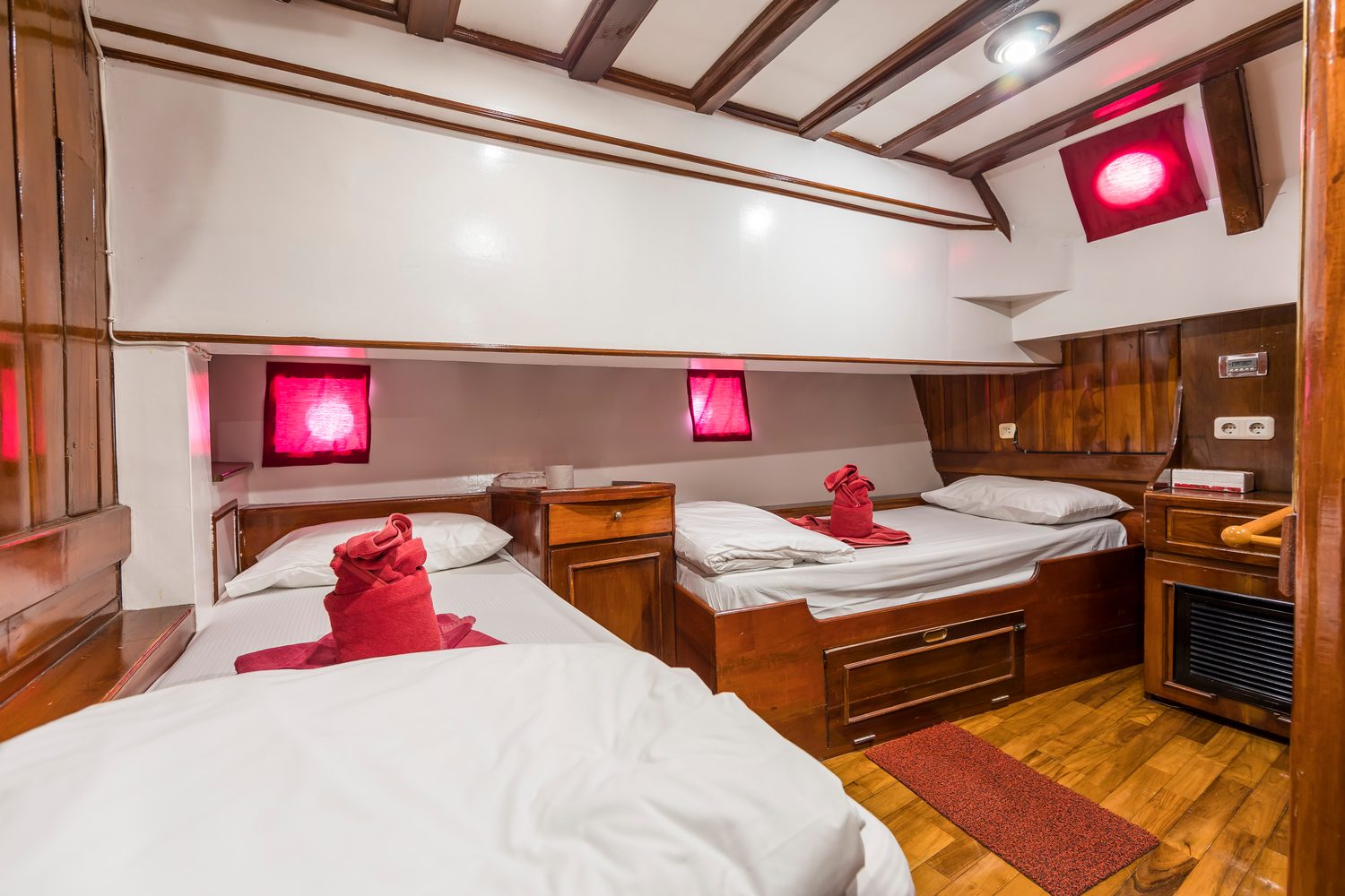 Twin-bed cabin on The Phinisi